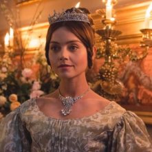 Victoria: una scena della serie con Jenna-Louise Coleman