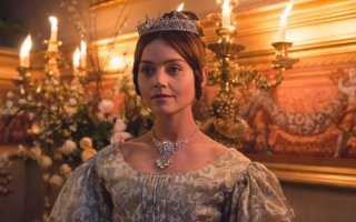 Victoria: una scena della serie con Jenna-Louise Coleman