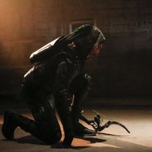 Arrow: Stephen Amell nei panni di Green Arrow