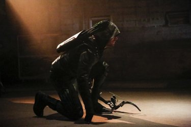 Arrow: Stephen Amell nei panni di Green Arrow