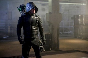 Arrow: Green Arrow in una scena della quinta stagione