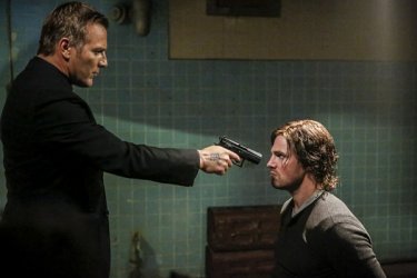 Arrow: Oliver in una scena drammatica della quinta stagione