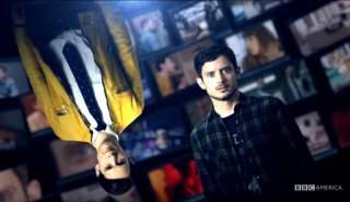 Dirk Gently: Elijah Wood e Samuel Barnett in un'immagine promozionale della serie