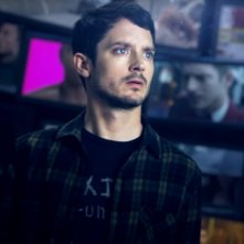 Dirk Gently: Elijah Wood in un'immagine promozionale della serie