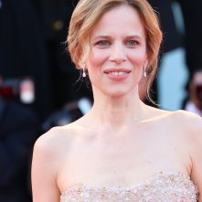Venezia 2016: Sonia Bergamasco sorridente sul red carpet