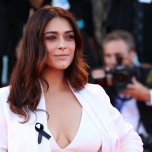 Venezia 2016: uno scatto di Valentina Lodovini sul red carpet