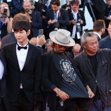 Venezia 2016: una foto di Kim Ki-duk, Ryoo Seung-bum, Lee Won-gun sul red carpet