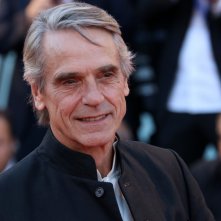 Venezia 2016: un primo piano di Jeremy Irons sul red carpet