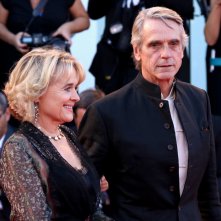 Venezia 2016: Jeremy Irons davanti ai fotografi sul red carpet