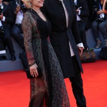 Venezia 2016: Jeremy Irons mentre solca il carpet