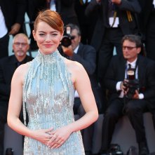 Venezia 2016: una foto di Emma Stone davanti ai fotografi sul red carpet