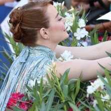 Venezia 2016: Emma Stone mentre firma autografi ai fan sul red carpet