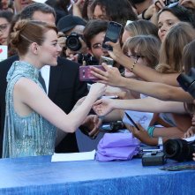 Venezia 2016: Emma Stone firma autografi sul red carpet