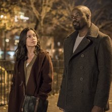 Luke Cage: Rosario Dawson e Mike Colter in una scena