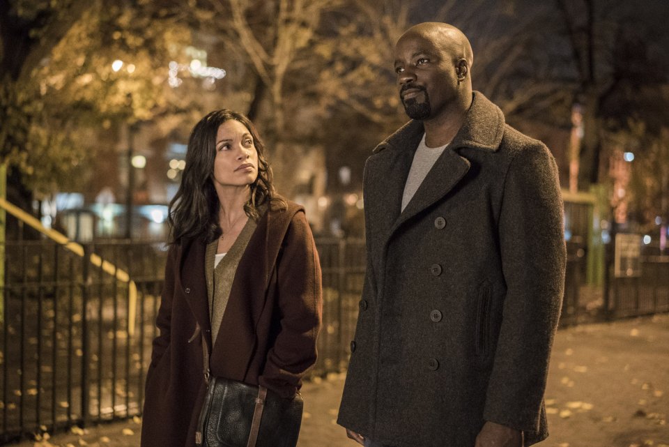 Luke Cage: Rosario Dawson e Mike Colter in una scena