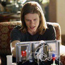MacGyver: una scena della serie con Lucas Till 
