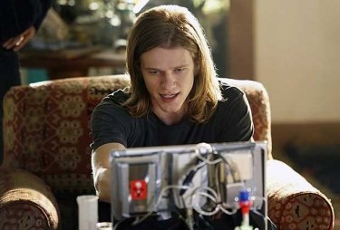 MacGyver: una scena della serie con Lucas Till