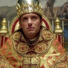 The Young Pope: Jude Law in una scena della serie