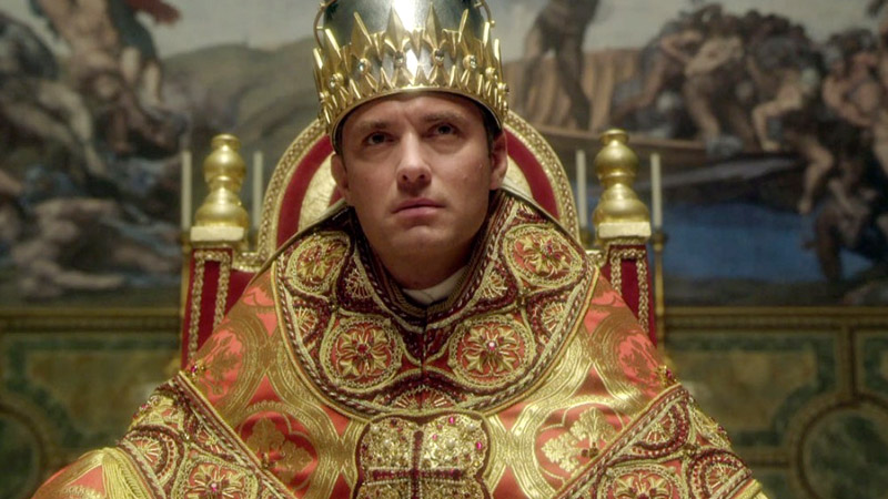 The Young Pope: Jude Law in una scena della serie