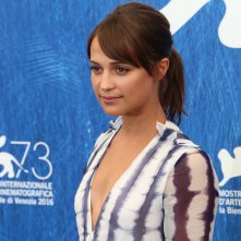 Venezia 2016: Alicia Vikander posa al photocall di The Light Between Oceans