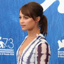 Venezia 2016: uno scatto di Alicia Vikander al photocall di The Light Between Oceans