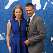 Venezia 2016: uno scatto di Amy Adams e Jeremy Renner al photocall di Arrival
