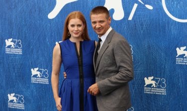 Venezia 2016: uno scatto di Amy Adams e Jeremy Renner al photocall di Arrival