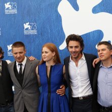 Venezia 2016: Amy Adams, Jeremy Renner e i produttori del film Arrival al photocall 