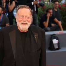 Venezia 2016:  Jack Thompson sorridente sul red carpet di La luce sugli oceani