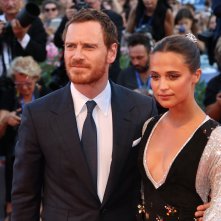 Venezia 2016: Michel Fassbender con Alicia vikander sul red carpet di La luce sugli oceani
