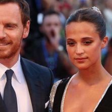 Venezia 2016: primo piano di Alicia Vikander e Michael Fassbender sul red carpet di La luce sugli oceani