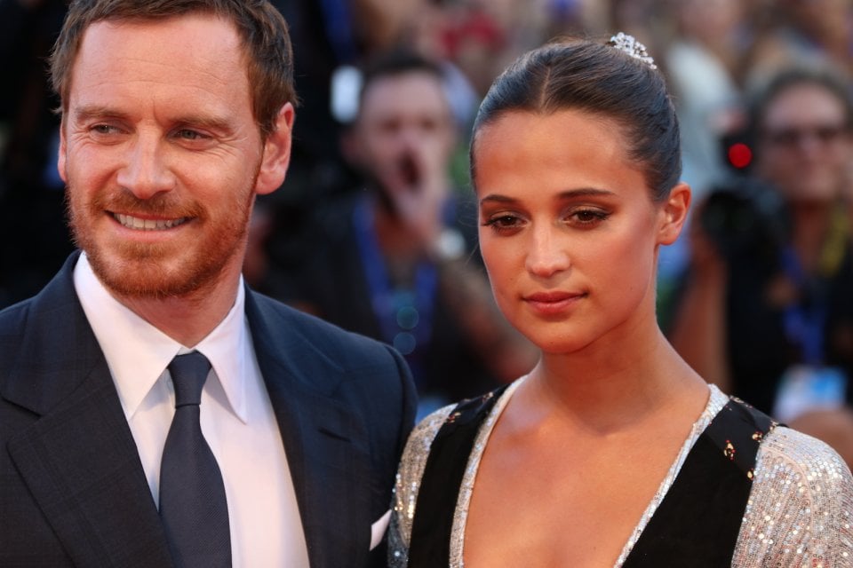 Venezia 2016: primo piano di Alicia Vikander e Michael Fassbender sul red carpet di La luce sugli oceani