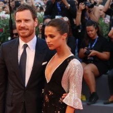 Venezia 2016: uno scatto di Alicia Vikander e Michael Fassbender sul red carpet di La luce sugli oceani