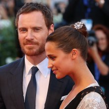 Venezia 2016: Michael Fassbender con Alicia Vikander sul red carpet di La luce sugli oceani