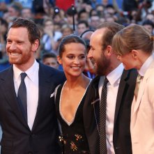 Venezia 2016: Derek Cianfrance, Alicia Vikander, michael Fassbender sul red carpet di La luce sugli oceani
