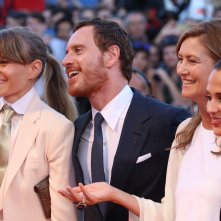 Venezia 2016: uno scatto di Alicia Vikander e Michael Fassbender felici sul red carpet di La luce sugli oceani