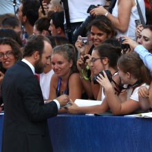Venezia 2016: Il regista Derek Cianfrance firma sutografi sul red carpet di La luce sugli oceani