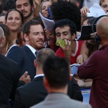 Venezia 2016: Michael Fassbender fa selfie con i fan sul red carpet di La luce sugli oceani