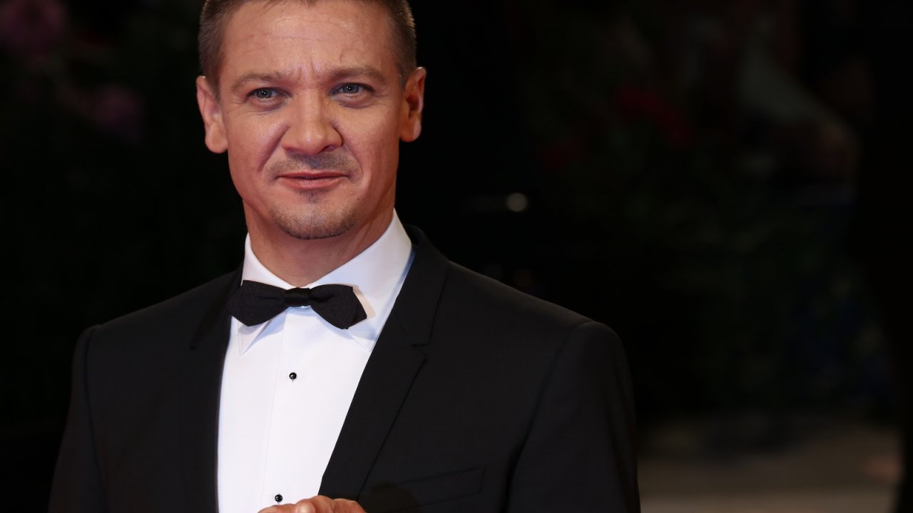 Jeremy Renner: Paramount+ cancella le ferite dell'attore dai poster di Mayor Of Kingstown dopo l'incidente