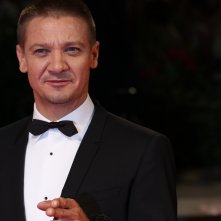 Venezia 2016: Jeremy Renner sul red carpet di Arrival 