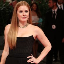 Venezia 2016:uno scatto di Amy Adams sul red carpet di Arrival 