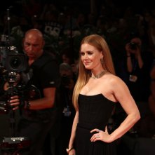 Venezia 2016: Amy Adams sul red carpet di Arrival 