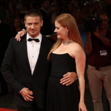 Venezia 2016: uno scatto di Jeremy Renner ed Amy Adams sul red carpet di Arrival 