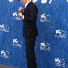 Venezia 2016: Nicolas Winding Refn posa al photocall di Dawn of the Dead - European Cut (Zombi)