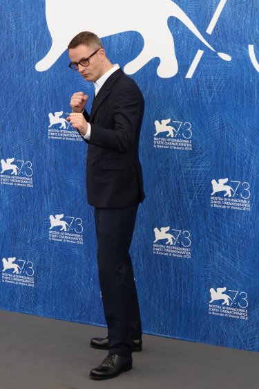 Venezia 2016: Nicolas Winding Refn posa al photocall di Dawn of the Dead - European Cut (Zombi)