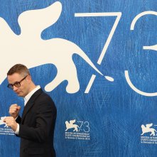 Venezia 2016: Nicolas Winding Refn al photocall di Dawn of the Dead - European Cut (Zombi)