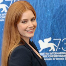 Venezia 2016: Amy Adams sorridente al photocall di Nocturnal Animals