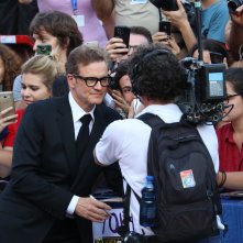 Venezia 2016: Colin Firth fa selfie con i fan sul red carpet di Nocturnal Animals