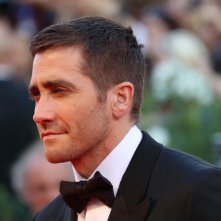 Venezia 2016: Jake Gyllenhaal sul red carpet di Nocturnal Animals