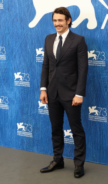 Venezia 2016: James Franco posa al photocall di In Dubious Battle